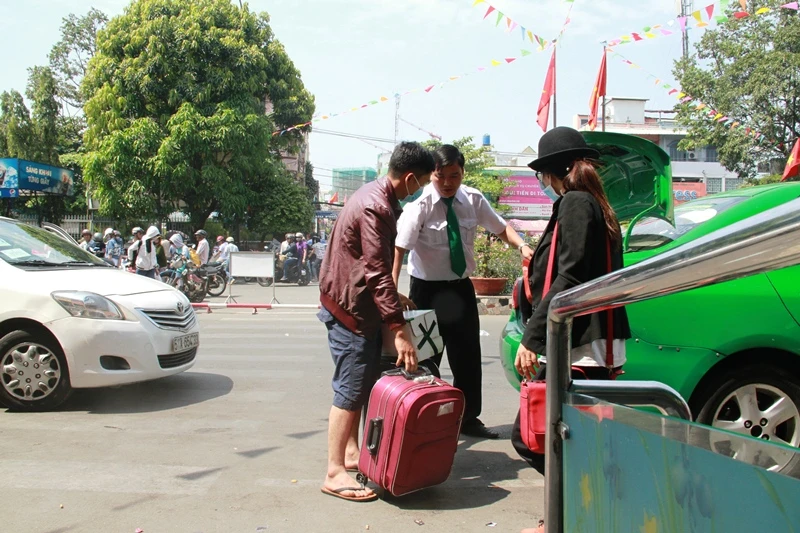 Người ở Sài Gòn tay xách nách mang về quê ăn Tết ảnh 6